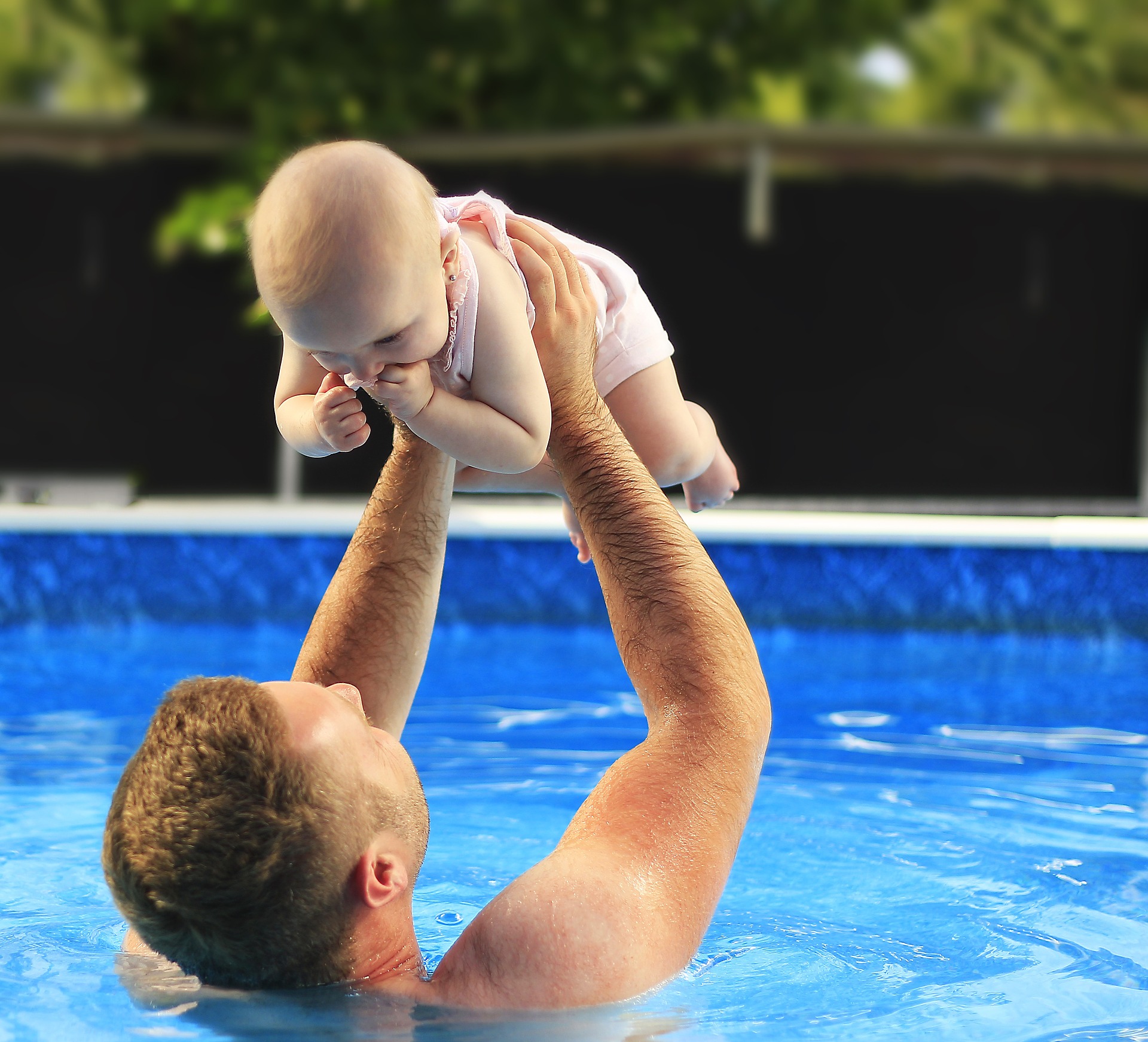 A quel âge emmener bébé à la piscine ?